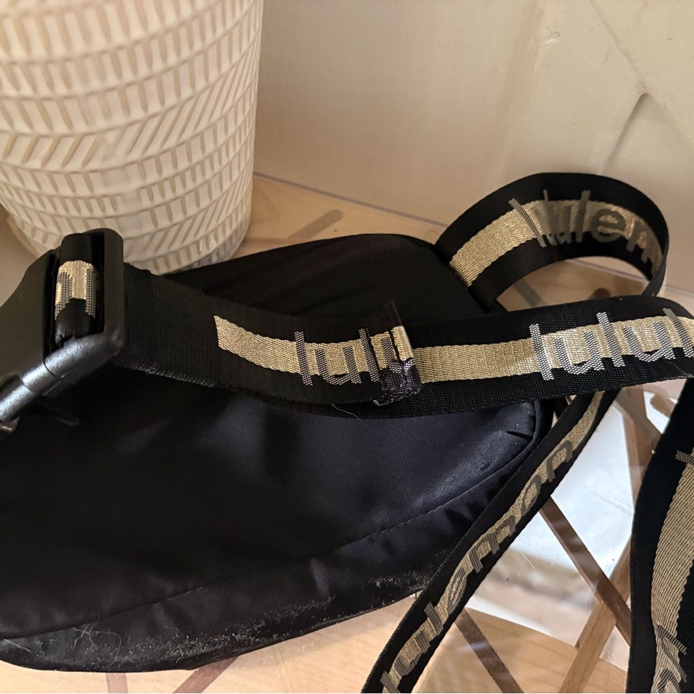 Lululemon Everywhere Belt Bag 1L in black with gold hardware. - Picture 2 of 3